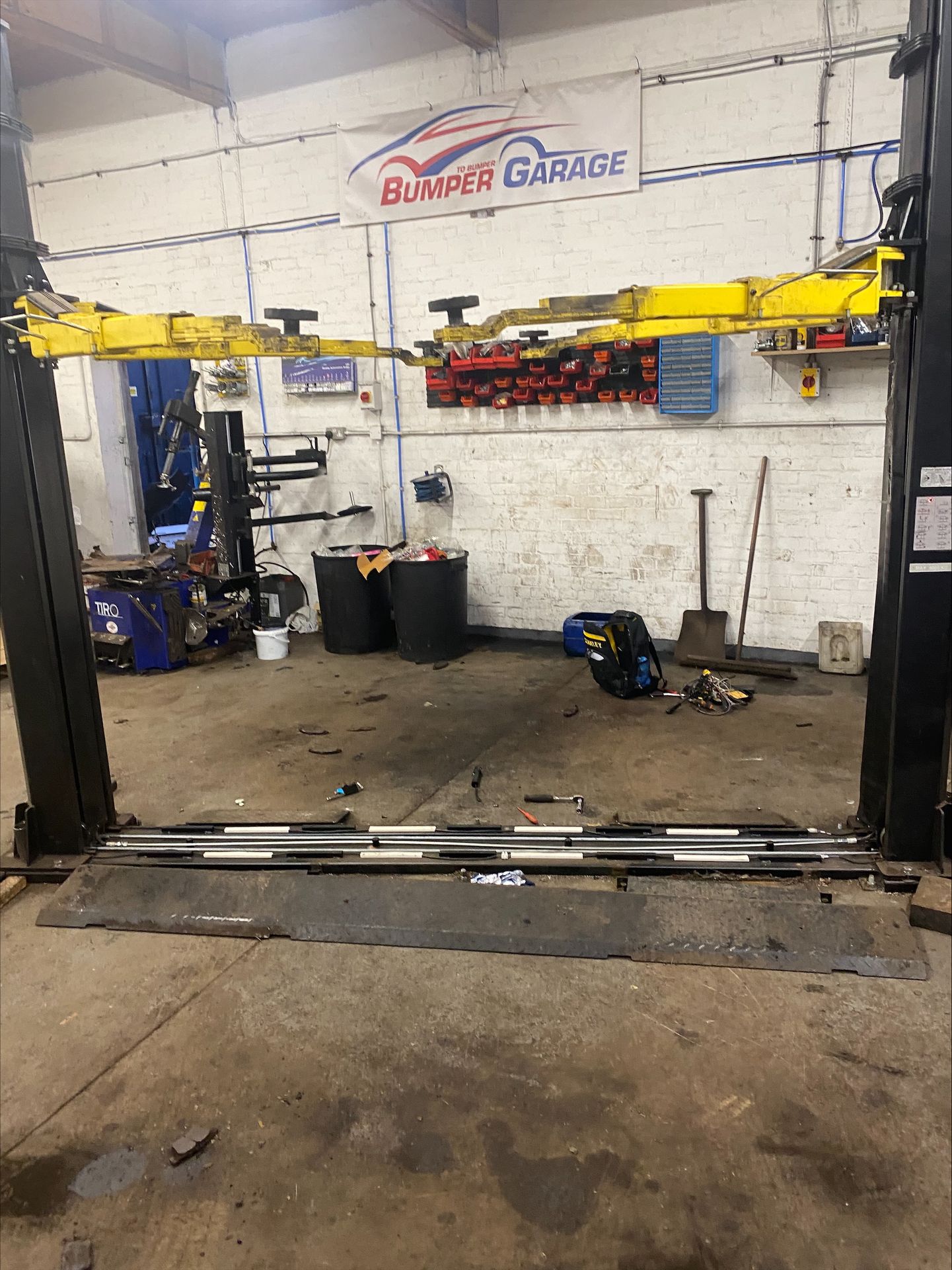 A picture of a vehicle lift garage examination loler used in Edinburgh & Glasgow